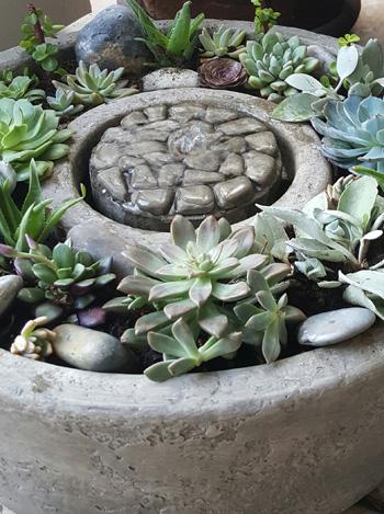 Pebbles Vera Fountain, Small Fountain Fiore Stone 
